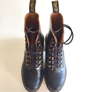 Doc Martens NEW Leona Boots (size 7 US)
